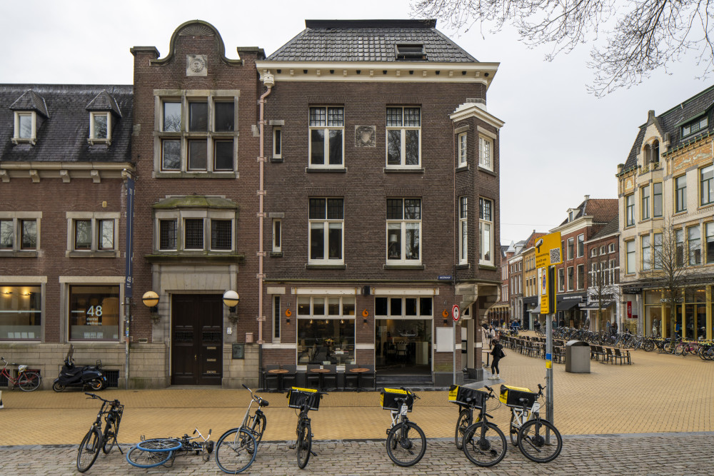 Winkel met bovenwoningen